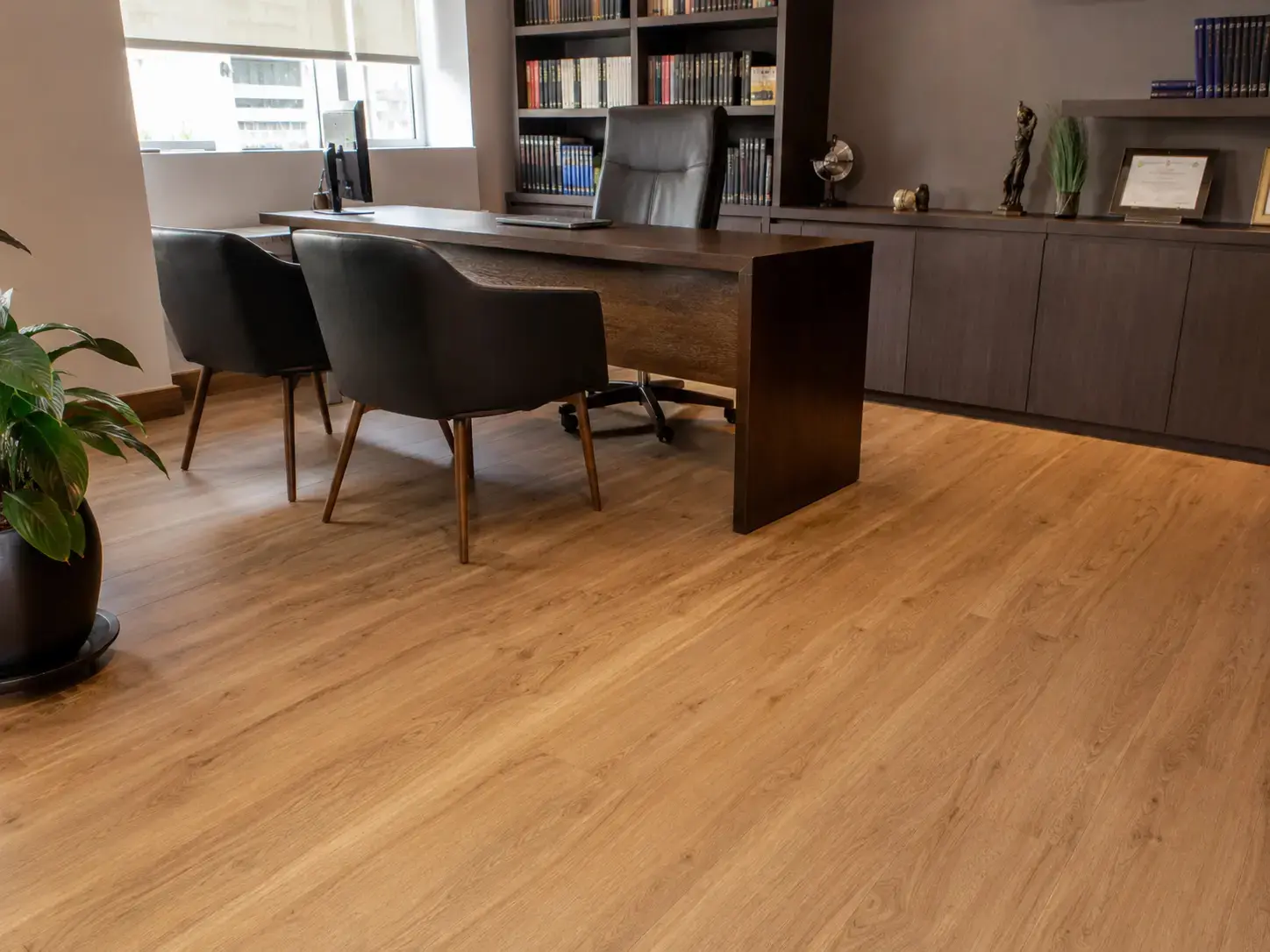 Instalação de piso laminado em escritório de advocacia em Hortolândia